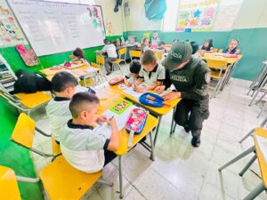 Policía Nacional fortalece la protección de la infancia con jornada pedagógica en Buesaco
